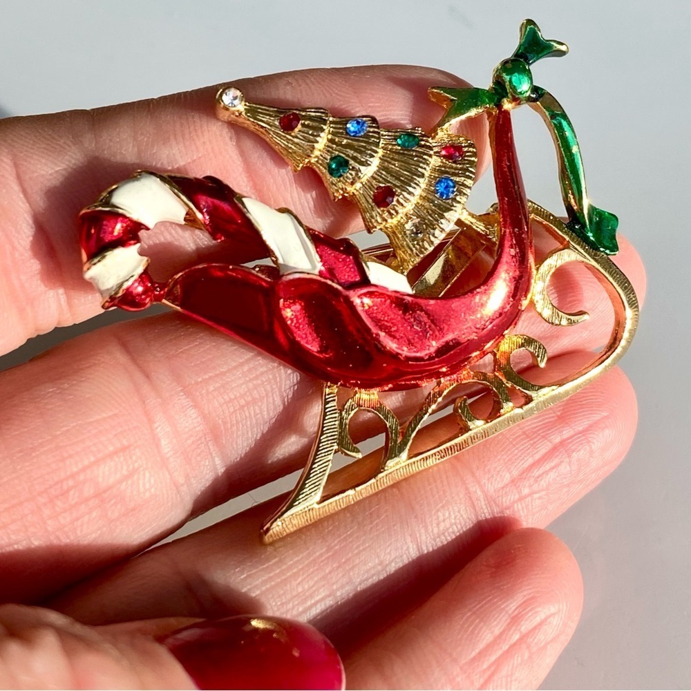 Elegant Gold and Red Sleigh Brooch with Christmas Tree - Picture 4 of 7